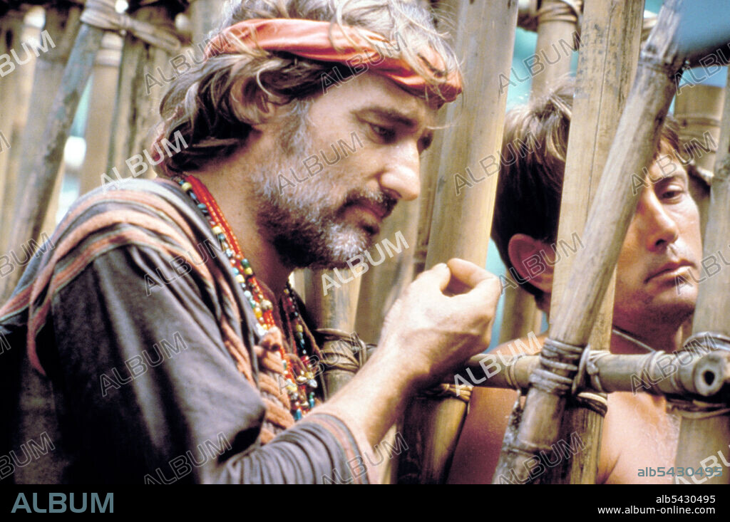 DENNIS HOPPER et MARTIN SHEEN dans APOCALYPSE NOW, 1979, réalisé par FRANCIS FORD COPPOLA. Copyright ZOETROPE/UA.