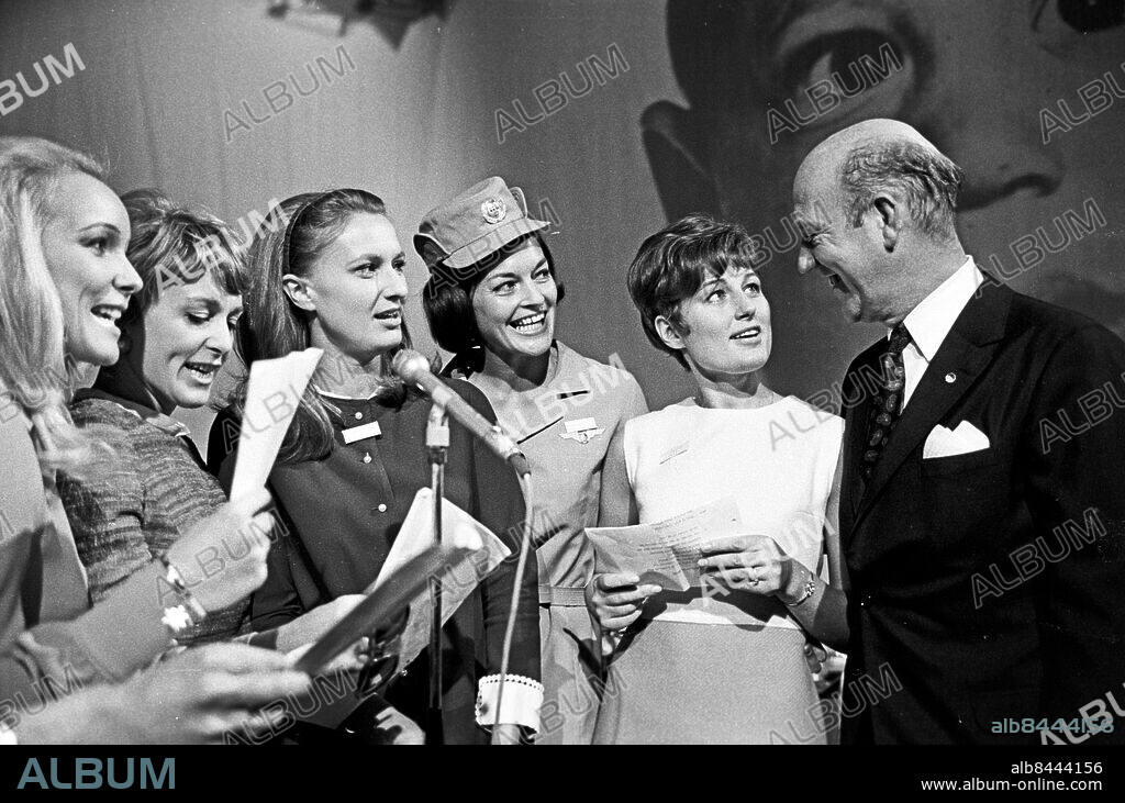 1969-09-24.. HYLANDS HÖRNA. Underhållningsprogram i TV med programledaren Lennart Hyland, som blir firad på sin 50-årsdag.. Sänt under säsongen 1969.. Här ses Hyland bli uppvaktad av några "gamla" värdinnor från olika Hyland-program, från vänster Berith Anserud, Siw Malmkvist, Katarina Widell-Beckgren, Sonja Lagerwall och Agneta Ljungström.. Foto: Anna Asp / RiR / SVT / Kod: 5600. Reportage och liknande bild publ. i RiR 42/69 sid. 55.. RiR 19587 sv/v.
