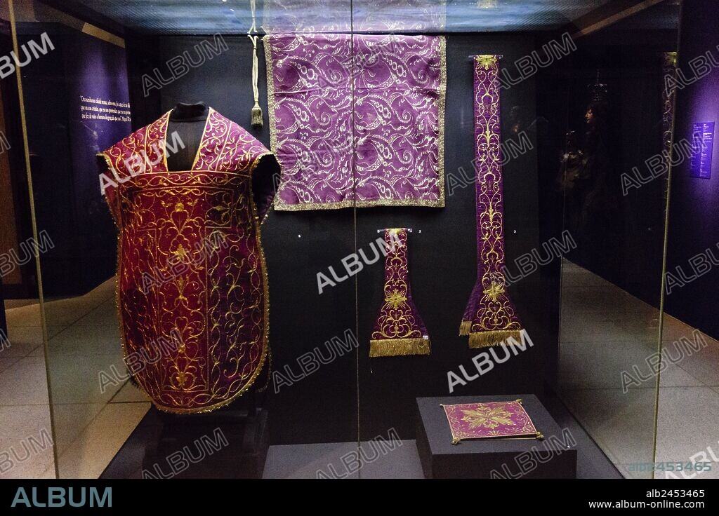 casulla,manipulo,estola y bolsa corporal, XVIII, palacio arzobispal, museo de Evora,Evora,Alentejo,Portugal, europa.