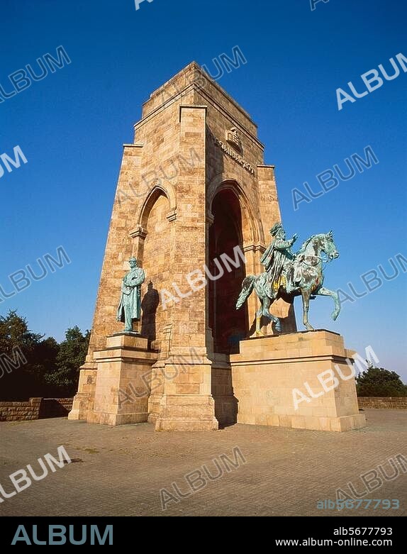 Hohensyburg (Nordrhein-Westfalen), Kaiser-Wilhelm-Denkmal (1893-1902 errichtet; Entwurf: Hubert Stier; Skulpturen von Adolf u. Karl von Donndorf). Ansicht mit Reiterstandbild Kaiser Wilhelms I. und Standbild Moltkes. Foto, 1993 (Dieter E. Hoppe).