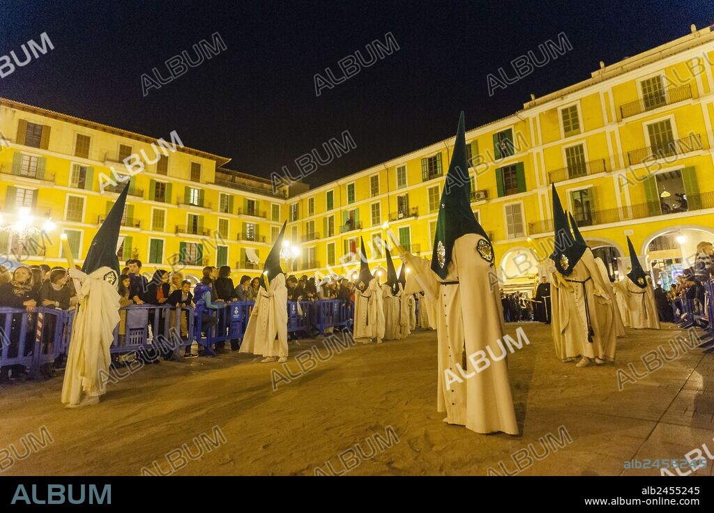 cofrades en la plaza Major, procesion de jueves santo, Palma, Mallorca, Islas Baleares, España.