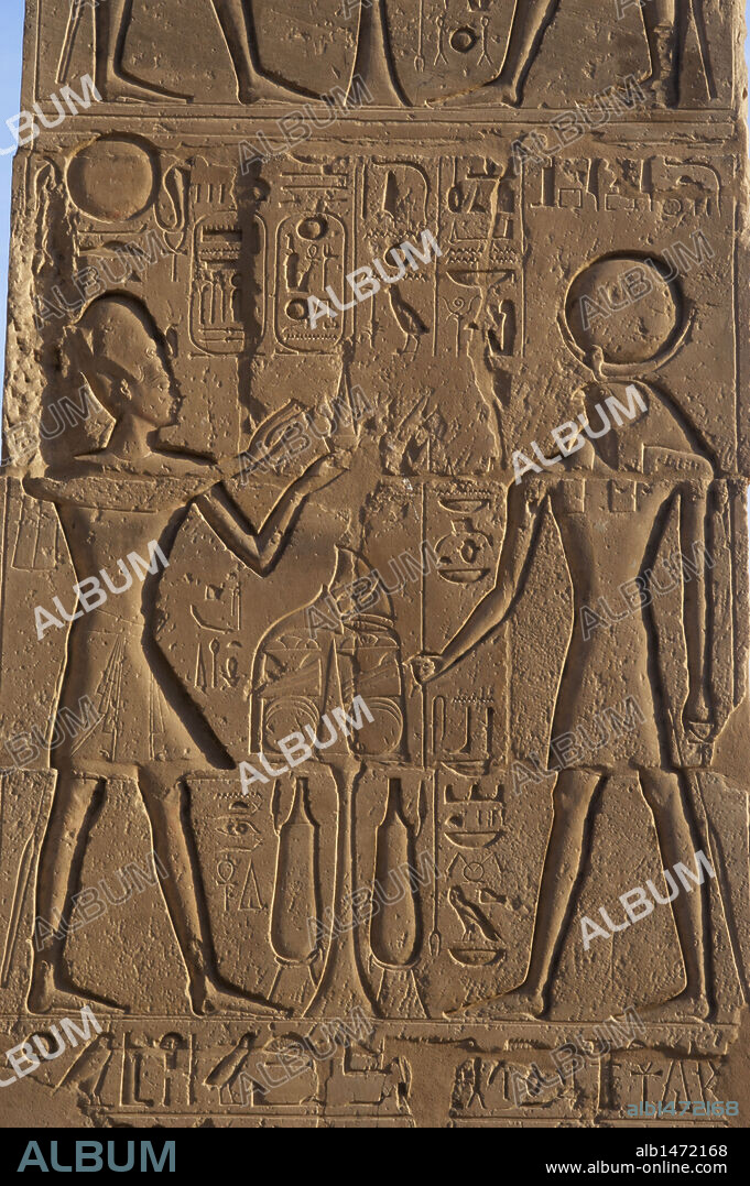 ARTE EGIPCIO. EGIPTO. TEMPLO MORTUORIO DE RAMSES II o RAMESEUM (RAMESSEUM). 19 Dinastía. Imperio Nuevo. Siglo XIII a. C. Necrópolis de Tebas). Valle de los Reyes. Ribera occidental del Río Nilo. Relieve con la representación del FARAON realizando ofrendas al dios solar RE (RA), con cuerpo humano, cabeza de halcón y disco solar. Egipto.