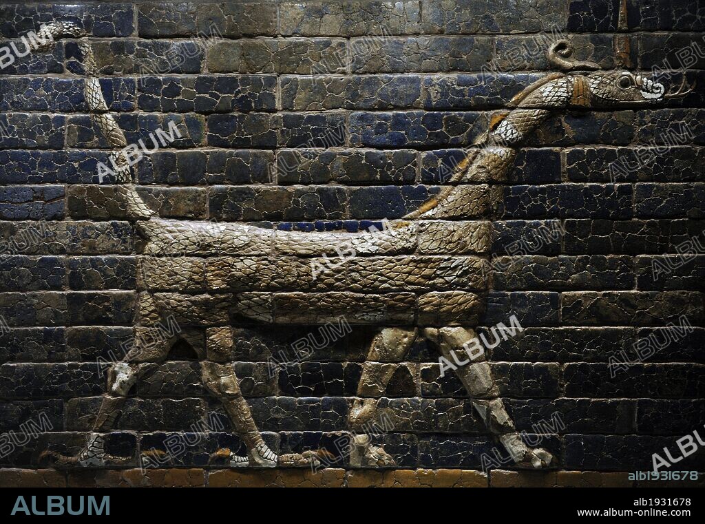 ARTE MESOPOTAMICO. NEOBABILONICO. PUERTA DE ISHTAR DE BABILONIA. (s. VI a. C.). Babilonia. Construida en el año 575 a. C. durante el reinado de NABUCODONOSOR II (604-562 a. C.) con ladrillos de adobe de color azul. Detalle de un dragón "mushhushshu". Museo Carlsberg Gyptotek. Copenhague. Dinamarca. Norte Europa.