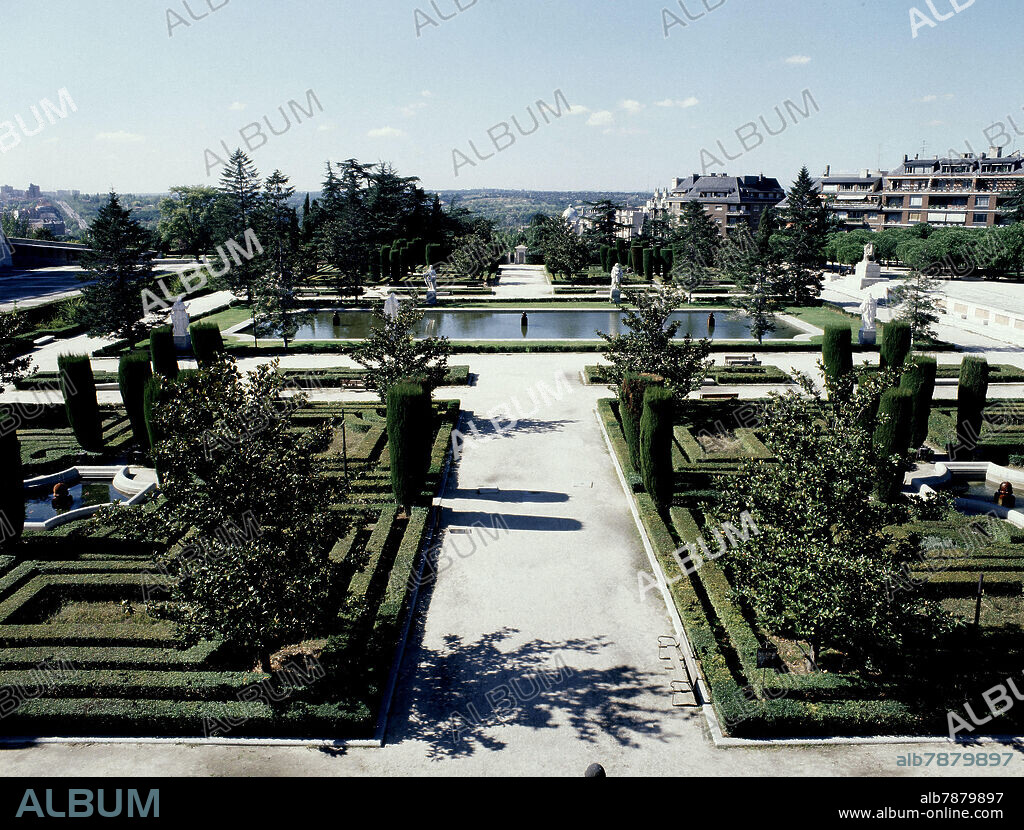 FERNANDO GARCIA MERCADAL (1896-1986). JARDINES DE SABATINI O DE LAS CABALLERIZAS REALIZADOS ENTRE 1933 Y 1934 - FOTO AÑOS 70.