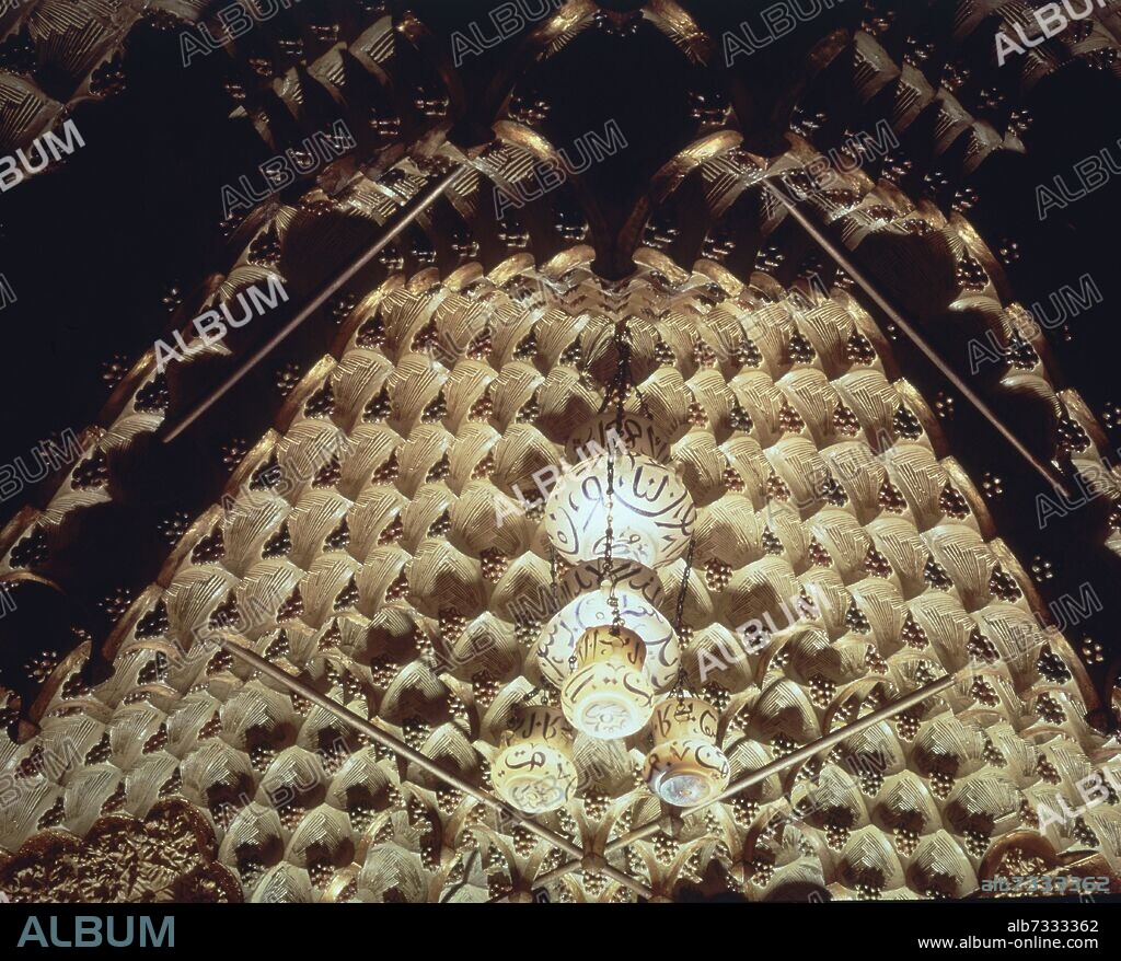 ANTONI GAUDÍ. DECORACION DEL TECHO DE LA ESTANCIA DEL FUMADOR DE LA CASA VICENS DECORADO CON MOCARABES ARABES - 1883-1888.