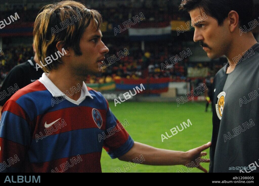 DIEGO LUNA and GAEL GARCIA BERNAL in RUDO Y CURSI, 2008, directed by CARLOS CUARON. Copyright SONY PICTURES CLASSICS / VENEGAS, IVONNE.