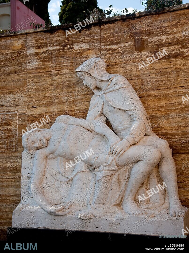 JORDI PUIGGALÍ I CLAVELL. Jordi Puiggalí / Sculpture, representing piety, Siglo XX, Mataró Cemetery, Barcelona, Catalonia, Spain.