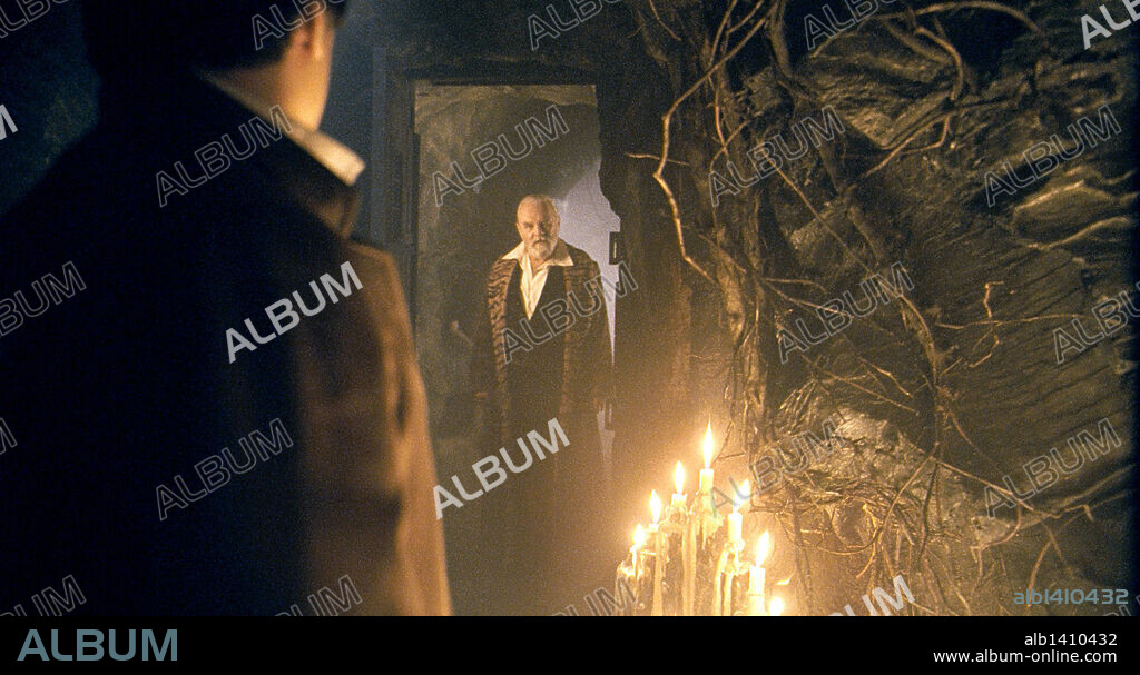 ANTHONY HOPKINS y BENICIO DEL TORO en EL HOMBRE LOBO, 2010 (THE WOLFMAN), dirigida por JOE JOHNSTON. Copyright STUBER/PARENT/UNIVERSAL PICTURES.