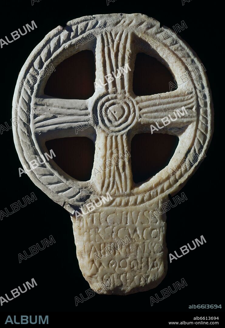 CRUZ VISIGODA CON INSCRIPCION PALEOCRISTIANA-S VII-PROCEDENTE DE ALCONETAR-CACERES.