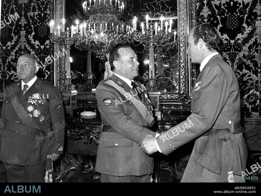 20 octubre 1981. El Rey Juan carlos saluda al General Aramburu Topete durante una recepción.