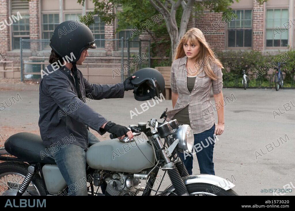 AIMEE TEEGARDEN und THOMAS MCDONELL in PROM, 2011, unter der Regie von JOE NUSSBAUM. Copyright WALT DISNEY PICTURES.