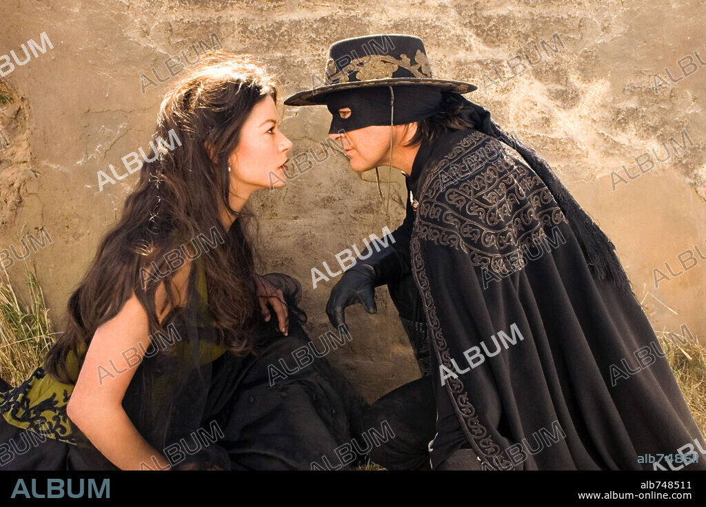 ANTONIO BANDERAS and CATHERINE ZETA-JONES in THE LEGEND OF ZORRO, 2005, directed by MARTIN CAMPBELL. Copyright COLUMBIA PICTURES / COOPER, ANDREW.
