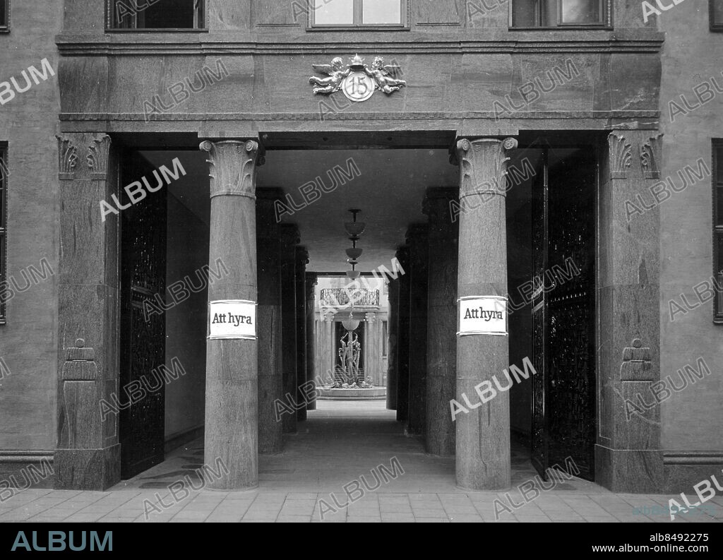 Arkiv 19280810 - Svenska Tändsticks AB (STAB). Huvudkontoret på Västra Trädgårdsgatan 15 i Stockholm. Kontoret inreddes mycket exlusivt 1928 för att hysa STAB och dess VD Ivar Kreuger. Under Novemebr 1999 flyttar nya telejätten Telaris in i lokalerna. Foto: TT Code: 190/9909 **F-BILD** . COPYRIGHT SCANPIX SWEDEN.