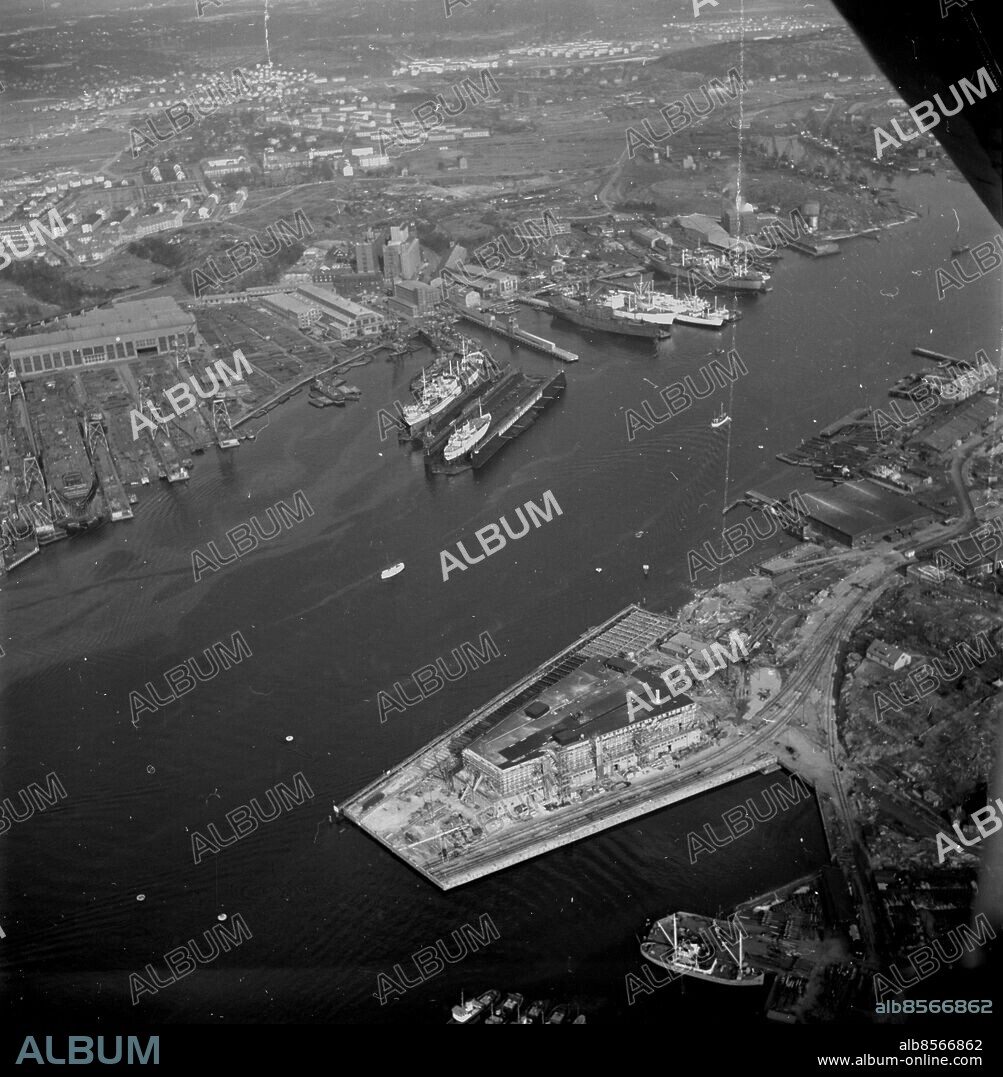 Göteborg omkring 1951 - Flygbild över bygget av Lloydterminalen i Majnabbehamnen - vi ser även Erikbsergs fartygsvarv på andra sidan älven - *** Local Caption *** GT Låda Krep 2013-03 - påse "GT omkring 1951". KAMERAREPORTAGE.