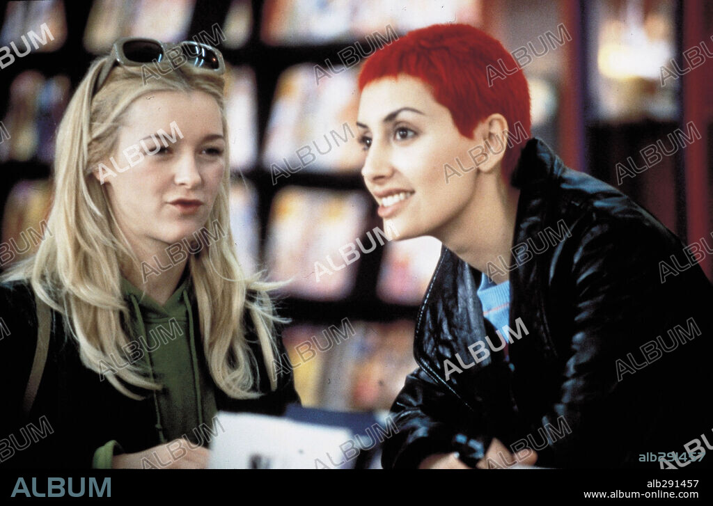 MARIA ESTEVE y PAULINA GALVEZ en NADA EN LA NEVERA, 1998, dirigida por ALVARO FERNANDEZ ARMERO. Copyright BOCA A BOCA & AURUM.