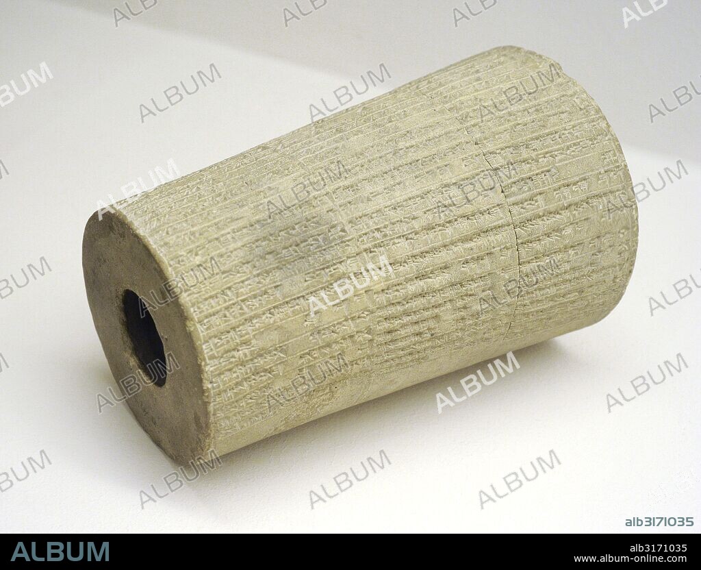 ARTE ANTIGUO. MESOPOTAMIA. IMPERIO CALDEO o NEOBABILONICO. Próximo Oriente. Cono de arcilla con inscripción cuneiforme del reinado del rey caldeo de Babilonia Nabucodonosor II (c. 630-562 a. C.), que reinó del 605-562 A. C. Depositado en los cimientos del templo del templo Lugal-Marad en la ciudad de Marad. El texto informa de los trabajos del templo de Narm-Sue of Agade (2236-2200 BC). Iraq. Museo del Hermitage (The State Hermitage Museum). San Petersburgo. Rusia.