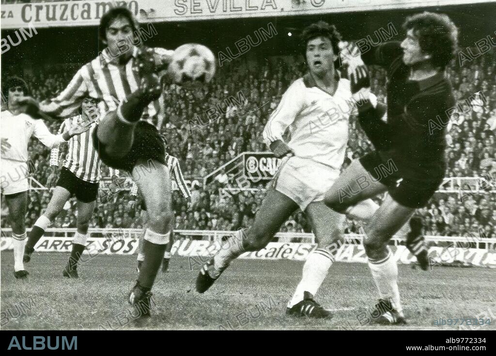 Sevilla, 1; Betis, 1 (enero 1982).- Gol de Cardeñosa al portero sevillista Buyo que supuso el empate del Betis en el estadio Ramón Sánchez-Pizjuán. Había marcado anteriormente el sevillista Magdalena. En la f oto aparecen Cardeñosa, Buyo y Blanco.