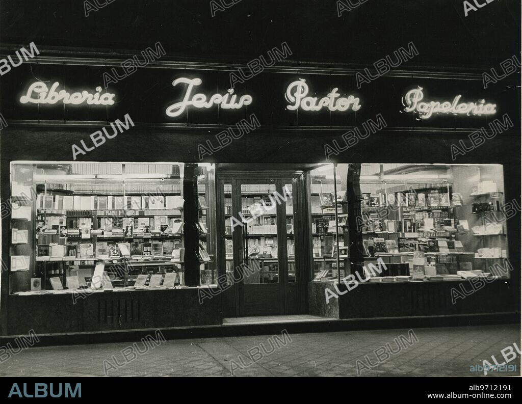 León, 1965. Librería Jesús Pastor, situada en la calle General Sanjurjo, 1.