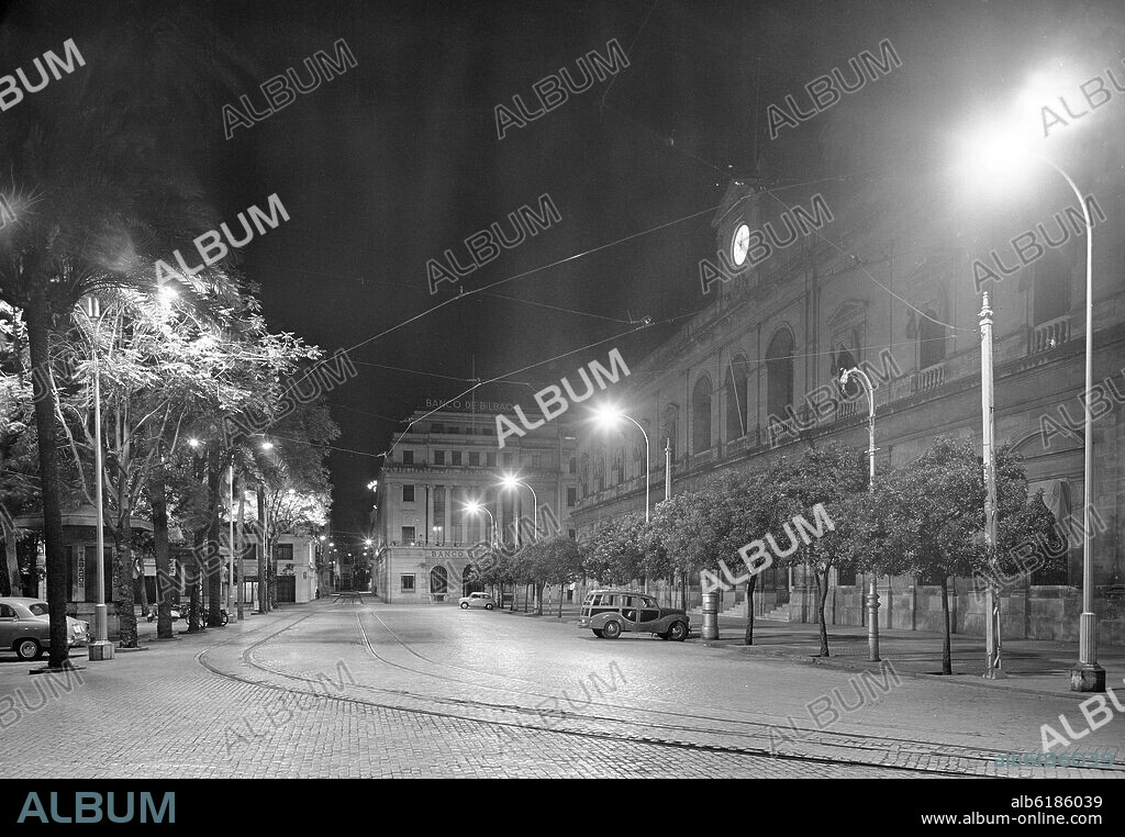 DIEGO DE RIAÑO (1495-1534). FACHADA DEL AYUNTAMIENTO DE SEVILLA A LA PLAZA NUEVA - SIGLO XIX - ESTILO NEOCLASICO - FOTOGRAFIA EN BLANCO Y NEGRO - AÑOS 50.