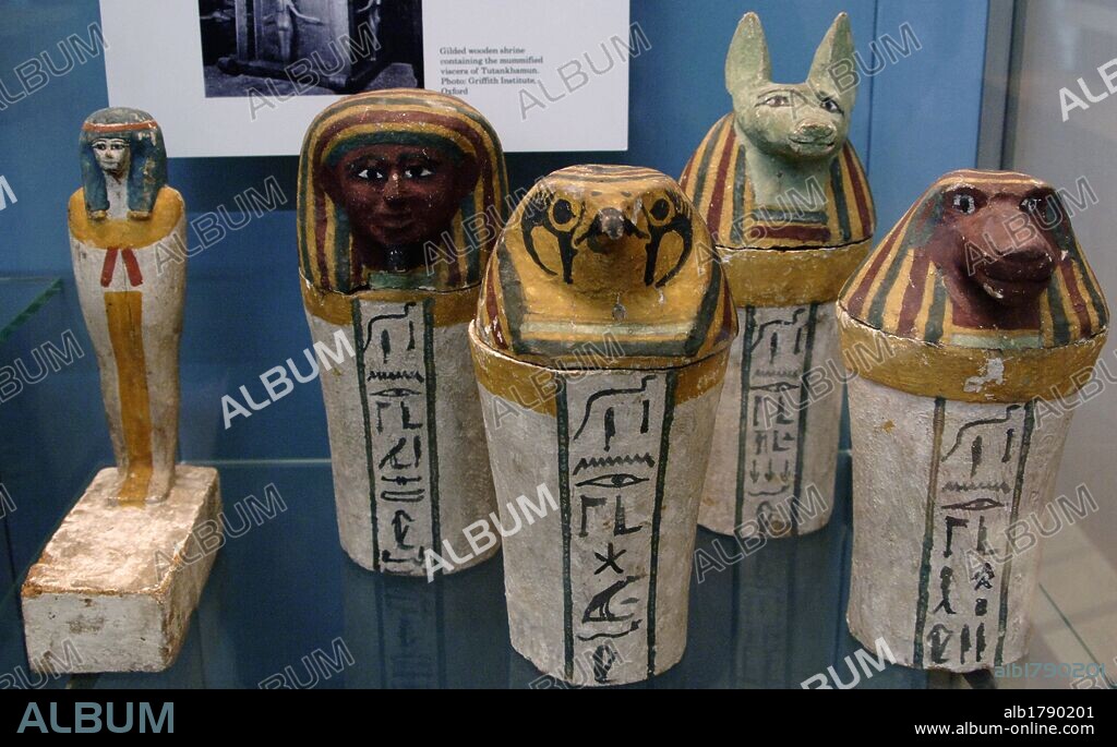 ARTE EGIPCIO. VASOS CANOPES policromados donde los egipcios conservaban las vísceras de los cadáveres al ser éstos embalsamados. Museo Británico. Londres. Inglaterra. Reino Unido.