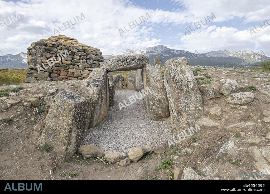 Dolmen de San Martín, época neolítica, Laguardia, Alava, País Vasco, Spain.