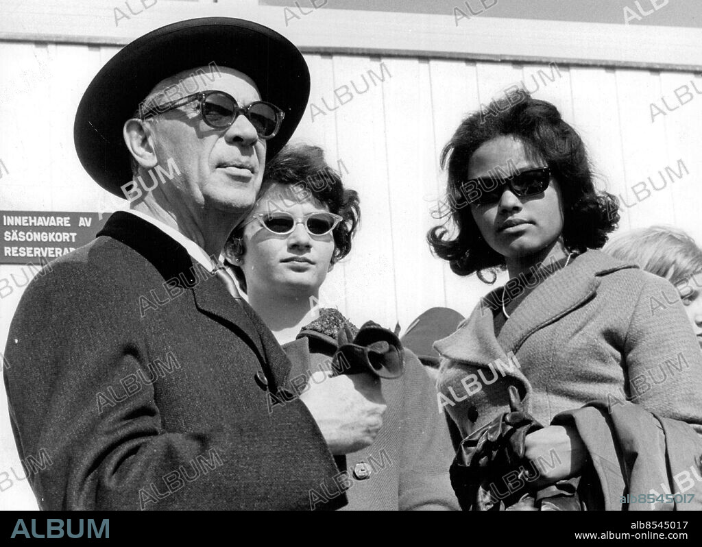 Täby 1961-04-23. Revykungen Karl Gerhard med sin dotter Fatima. I mitten står Irene Samuelsson. Foto: Ragnhild Haarstad / SvD / TT / kod 12014.
