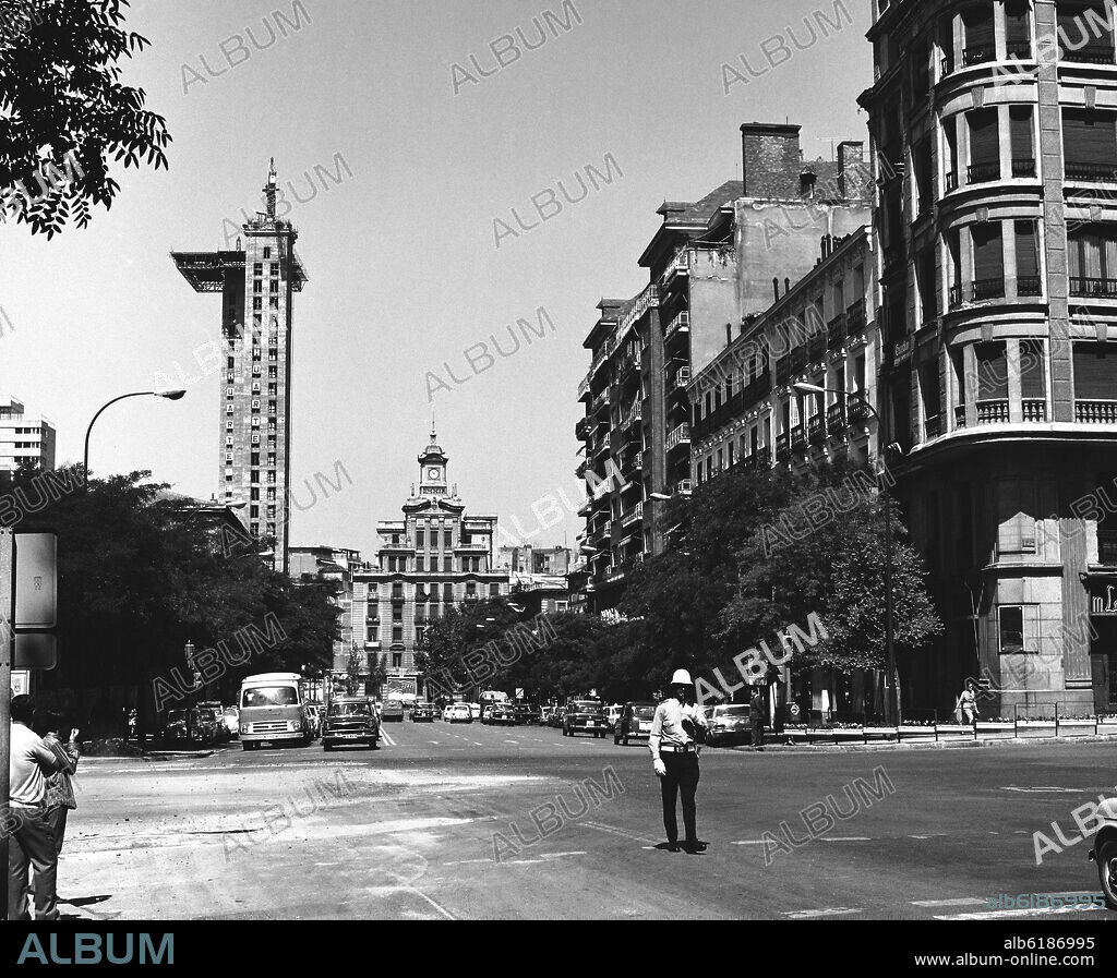 POLICIA MUNICIPAL REGULANDO EL TRAFICO EN LA CALLE GOYA - FOTOGRAFIA EN BLANCO Y NEGRO - AÑOS 60.