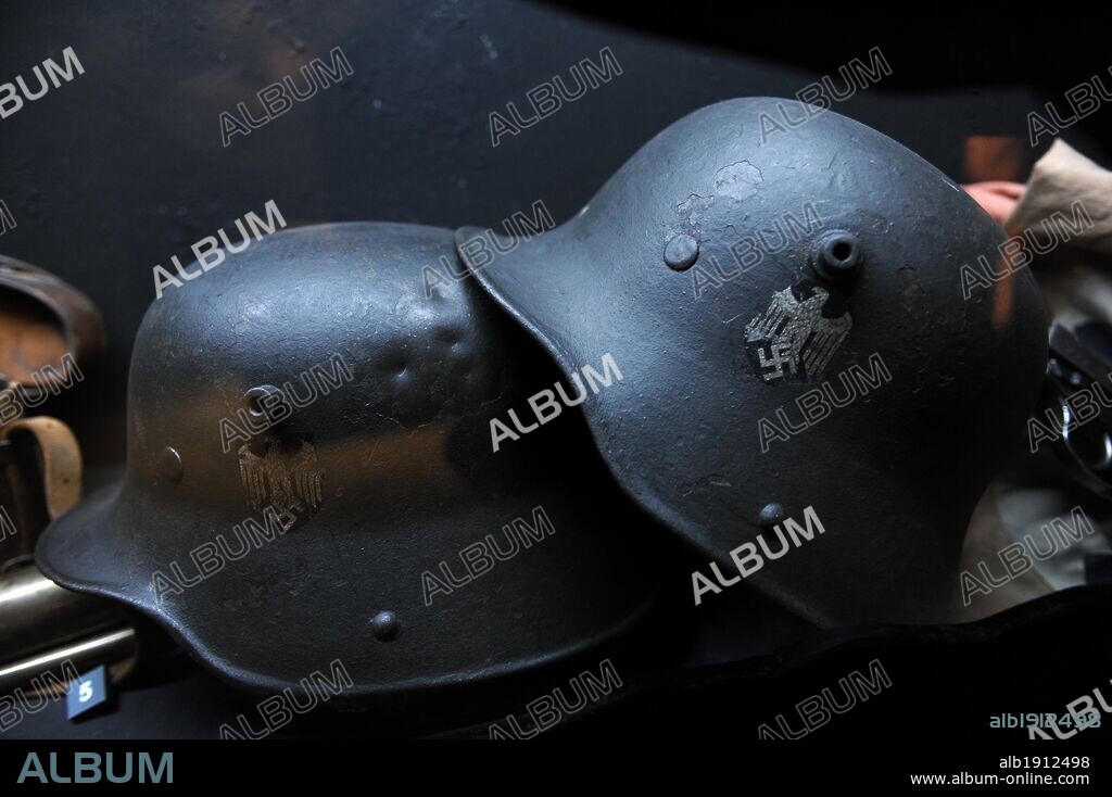 SEGUNDA GUERRA MUNDIAL. CASCO de acero alemán, modelo 16. Detalle de la insignia de águila y esvástica utilizados por los heer de las fuerzas armadas de la Wehrmacht. Museo de Schindler. Cracovia. Polonia. Europa.