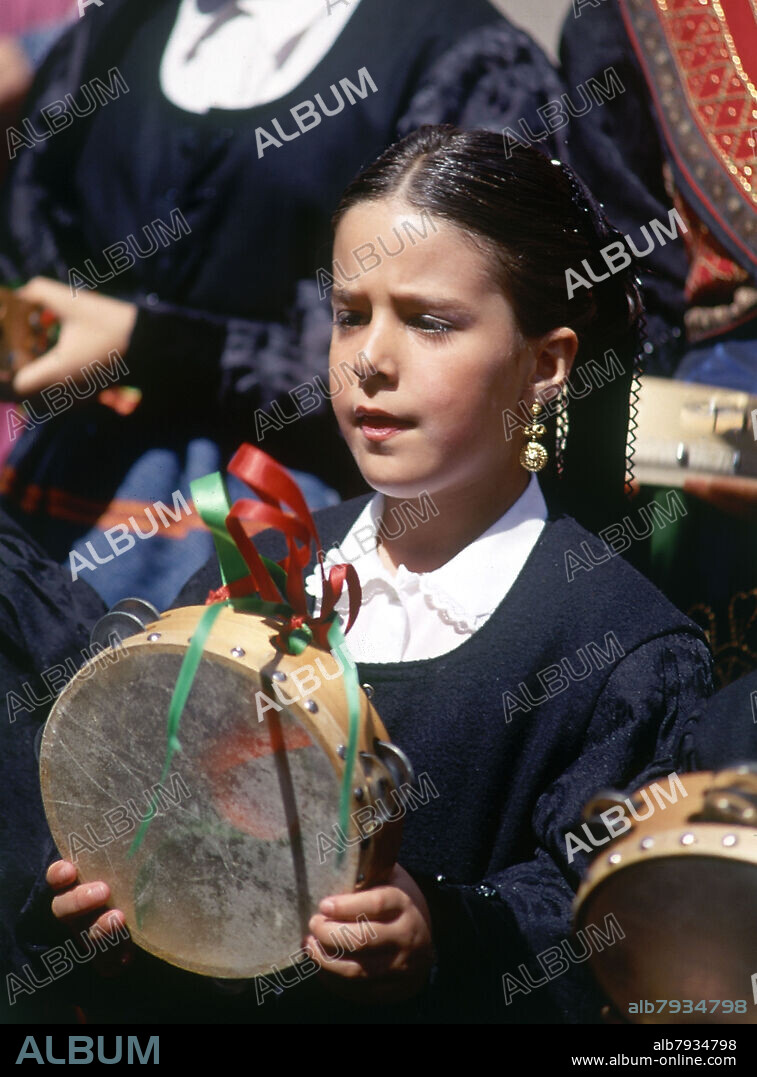 NIÑA CON TRAJE TIPICO REGIONAL Y PANDERETA - FOTO AÑOS 90 -.