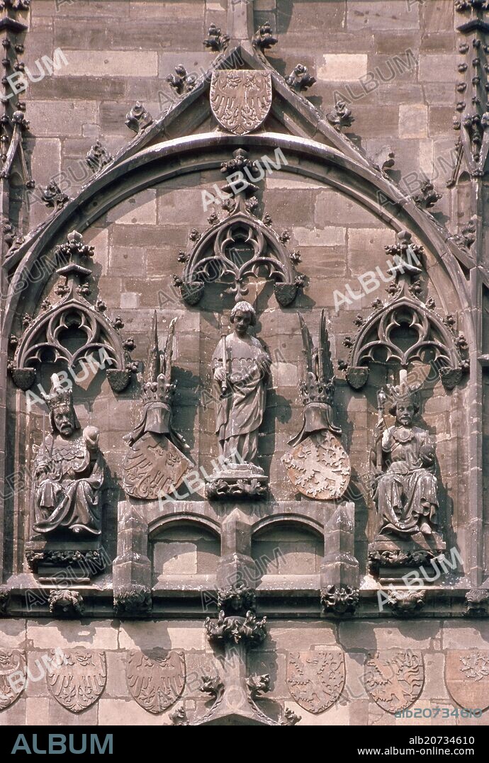 PETER PARLER. DETALLE DE UNA DE LAS ESCULTURAS DE LA TORRE DEL PUENTE DE CARLOS IV - 1346-1378.