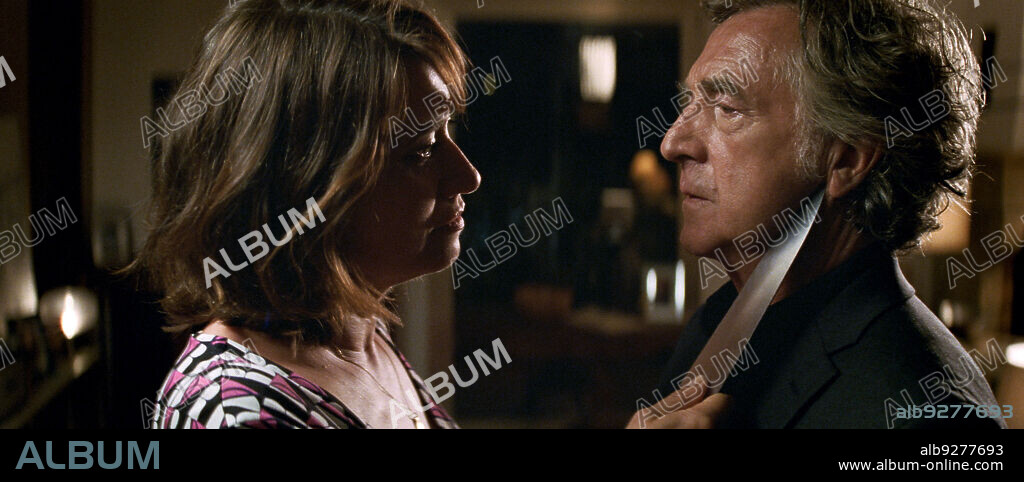 EMMANUELLE DEVOS et FRANCOIS CLUZET dans MASCARADE, 2022, réalisé par NICOLAS BEDOS. Copyright LES FILMS DU KIOSQUE.