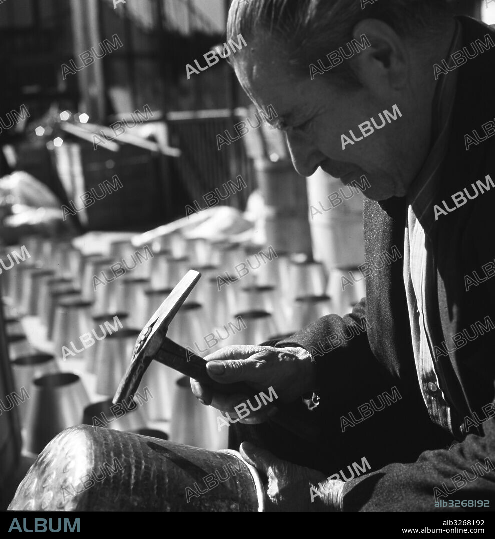 Artesanía del cobre en Guadalupe. Provincia de Cáceres.Años 70.