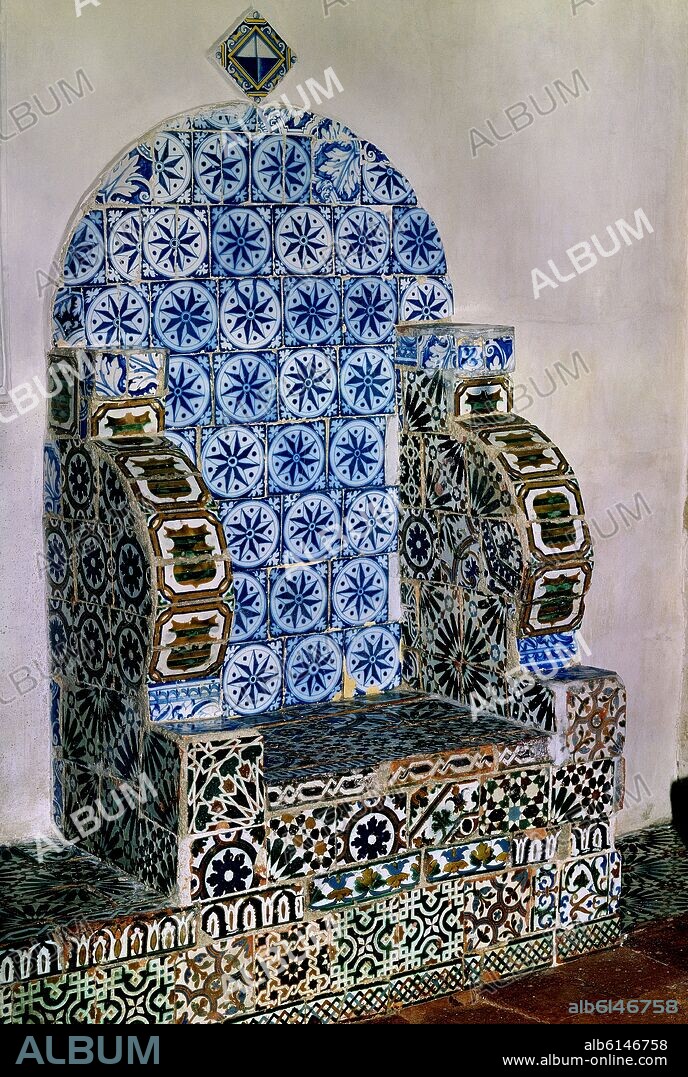 SILLON DEL ABAD DEL CONVENTO DE SAN CLEMENTE DE TOLEDO RECUBIERTO DE AZULEJOS Y ALIZARES CON EL ESCUDOS DE LOS RIBERA - SIGLO XV-XVI.