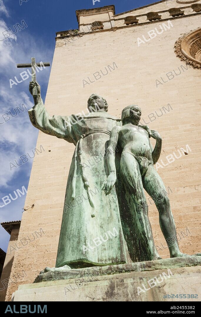 escultura de fray Junípero Serra Ferrer, nacido como Miquel Josep Serra i Ferrer ,Petra, Mallorca, 24 de noviembre de 1713 - Monterrey, California, 28 de agosto de 1784, fraile franciscano, obra de Horacio de Eguía en bronce y piedra, 1965, plaza Sant Francesc, Palma, Mallorca, Islas Baleares, España.