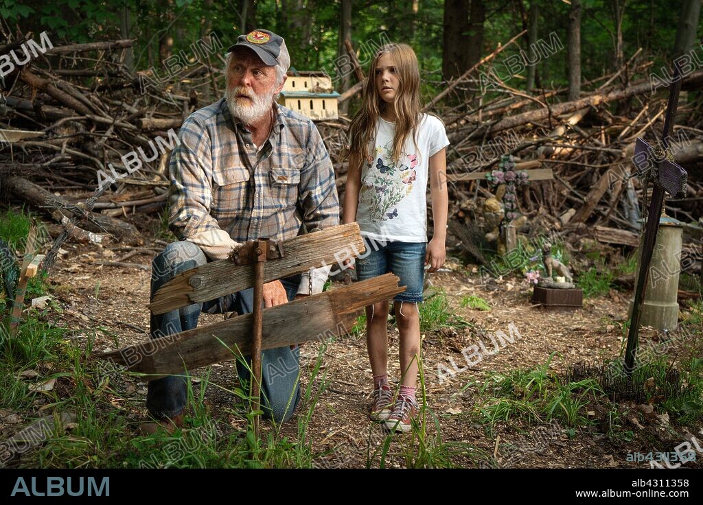 JETE LAURENCE and JOHN LITHGOW in PET SEMATARY, 2019, directed by DENNIS WIDMYER and KEVIN KOLSCH. Copyright Alphaville Films / Paramount Pictures.