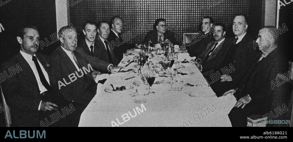 JOSEP TARRADELLAS EN CIUDAD DE MEXICO CON LOS DIPUTADOS DEL PARLAMENTO DE CATALUÑA QUE EL 7 DE AGOSTO DE 1954 LO ELIGIERON PRESIDENTE DE LA GENERALITA.