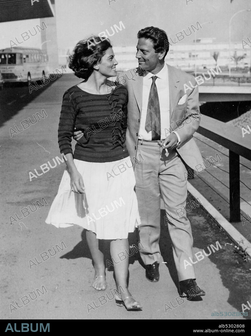 Raf vallone. elena varzi. rome airport 1961. (Photo by: Marka/Universal Images Group via Getty Images).