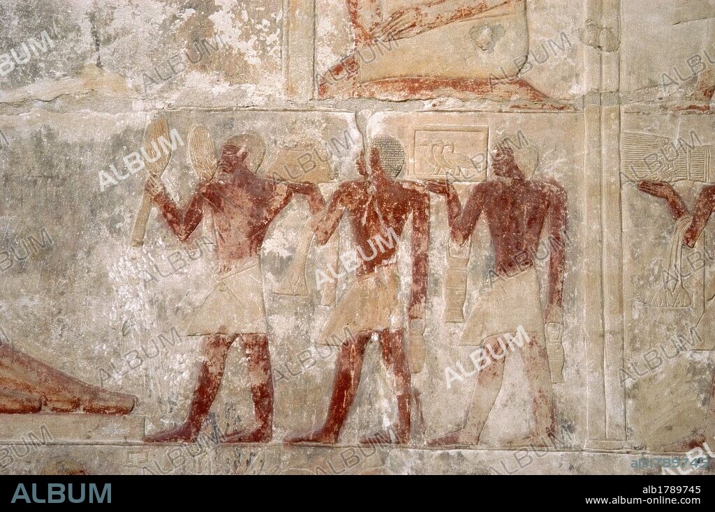 ARTE EGIPCIO. EGIPTO. MASTABA DE MERERUKA o MERI (MERA). Tumba familiar de un alto funcionario de la VI DINASTIA del IMPERIO ANTIGUO. Con una única entrada el interior de sus paredes se encuentran ricamente decoradas con RELIEVES menfitas, muchos de ellos, con restos policromados. Relieve con la representación del TRANSPORTE DE OFRENDAS. NECROPOLIS DE SAKKARA.