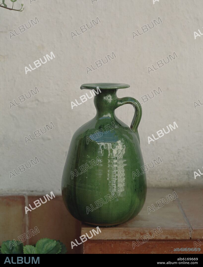 ALCUZA VIDRIADA Y PINTADA EN VERDE.