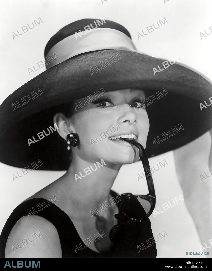 AUDREY HEPBURN en DESAYUNO CON DIAMANTES, 1961 (BREAKFAST AT TIFFANY'S), dirigida por BLAKE EDWARDS. Copyright PARAMOUNT PICTURES.