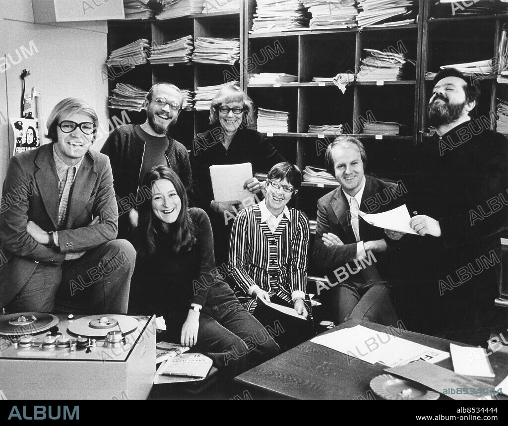 STOCKHOLM 1972-10-27.. TIDSPEGELN. Radioprogram.. Sänt under säsongen 1972.. Här ses redaktionen för programmet. Från vänster Lars Gunnar Erlandson, utrikeskorrespondent, Dag Bjerke, Christina Mörk, Barbro Lindström, Birgitta Rembe, journalist, Bengt Lindroth, journalist och författare och Jörgen Cederberg, producent och regissör.. Foto: Bertil S-son Åberg / RiR / SVT / Kod: 5600. RiR 20669 sv/v . Mapp: Radio - Underhållningsprogram Tidspegeln L4. Bandspelare Leende Tidsspegeln.