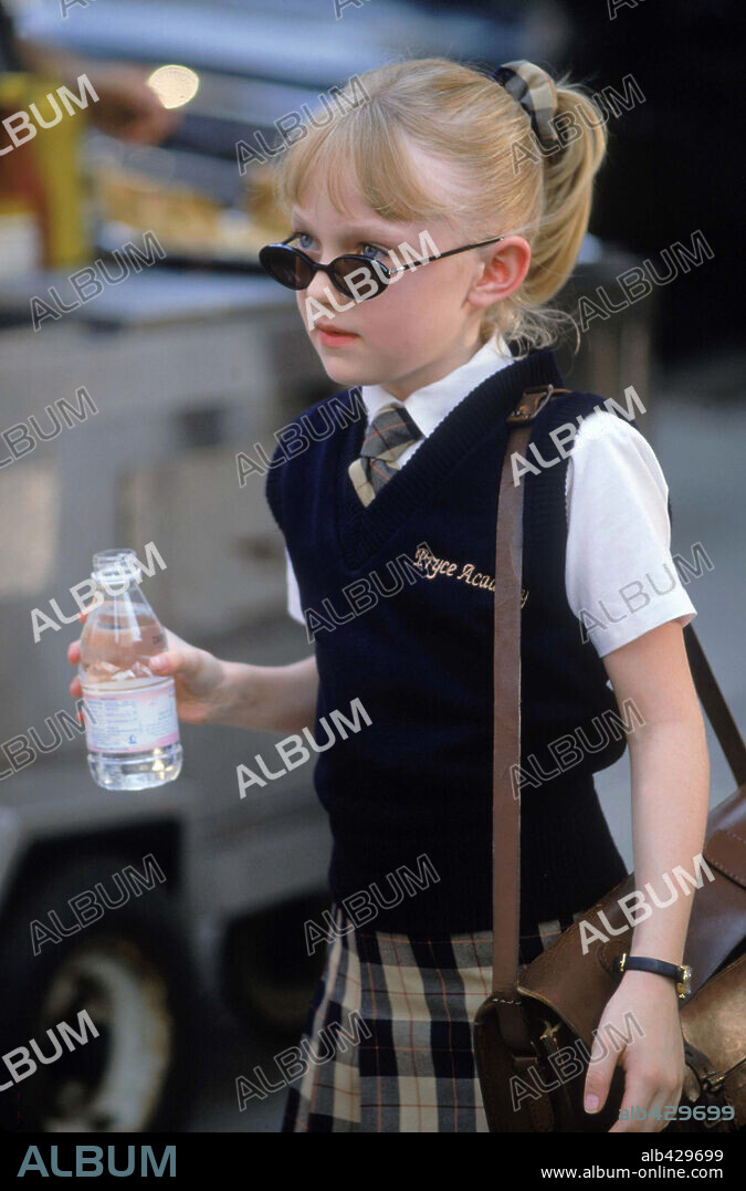 FANNING DAKOTA. DAKOTA FANNING en NIÑERA A LA FUERZA, 2003 (UPTOWN GIRLS), dirigida por BOAZ YAKIN. Copyright METRO GOLDWYN MAYER.
