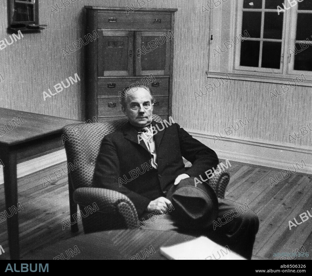 ARKIV 1959-11-19. Mordmisstänkte Olle Möller sitter i en fåtölj i försvarets rum i tingshuset i Hallsberg 19:e november 1959. Möller är misstänkt för mordet på tvåbarnsmamman Rut Lind som försvann efter att ha lämnat Örebros Lasarett 26 maj 1959 och hittades död i ett buskage en månad senare.. Foto: Lars Nyberg / XP / SCANPIX / Kod: 34. **AFTONBLADET OUT**.
