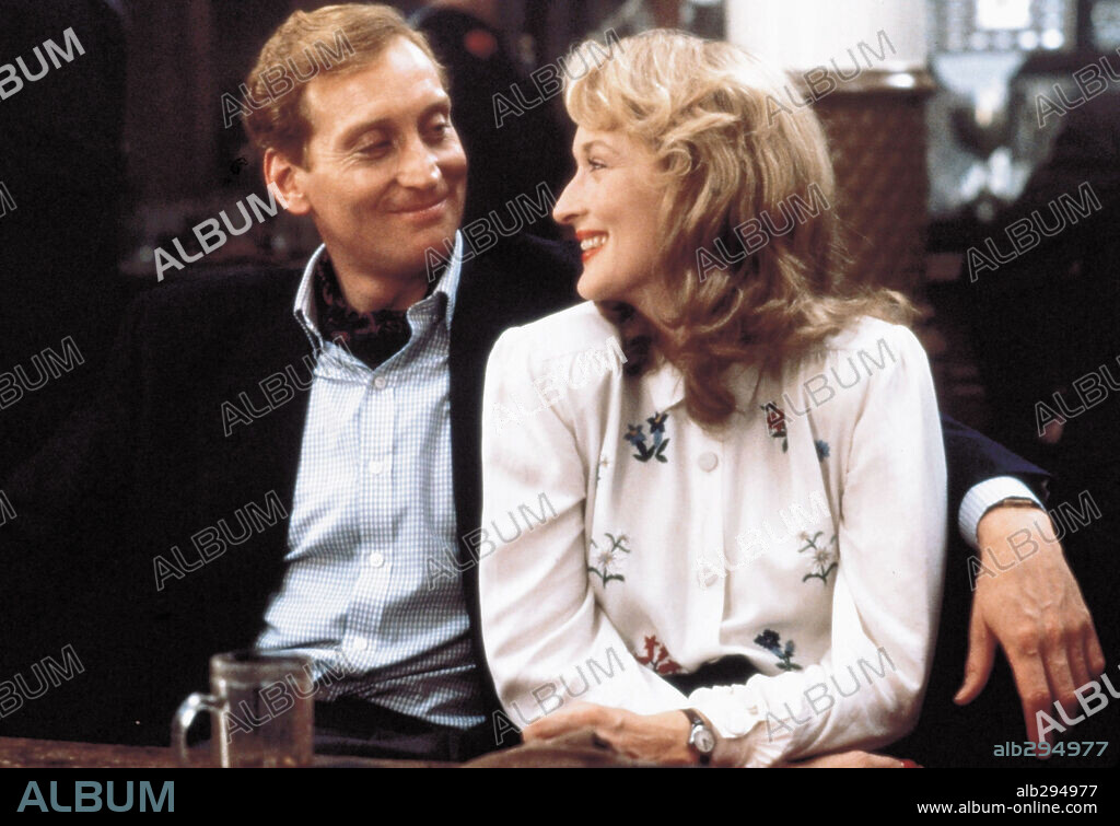 CHARLES DANCE y MERYL STREEP en PLENTY, 1985, dirigida por FRED SCHEPISI. Copyright 20TH CENTURY FOX.