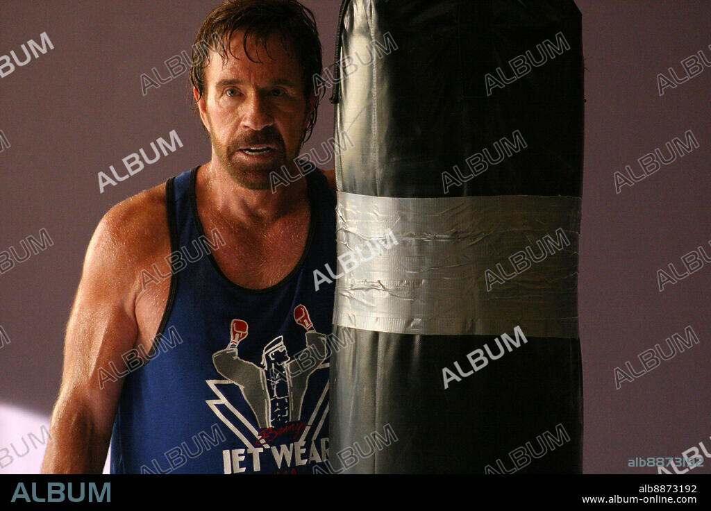 CHUCK NORRIS en EL MEDIADOR, 2005 (THE CUTTER), dirigida por WILLIAM TANNEN. Copyright MILLENNIUM FILMS.