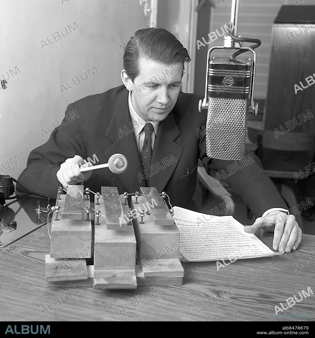 ARKIV 1953 . Radiojournalisten Folke Olhagen bakom mikrofonen i radiostudion på Kungsgatan i Stockholm.. Foto: TT / Kod 1900.