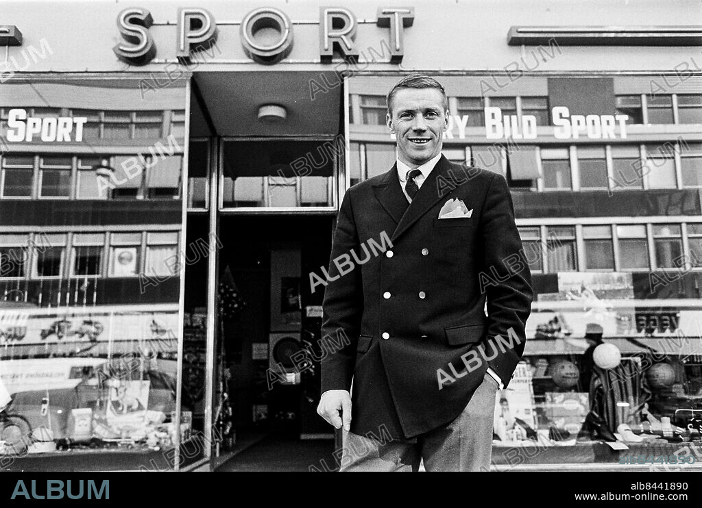 VÄXJÖ 1968-03.. Fotbollsspelaren Harry Bild i allsvenska nykomlingen Öster IF utanför sin sportaffär i Växjö.. Foto: Bertil S-son Åberg / RiR / SVT / Kod: 5600. Reportage publ. i RiR 16/68 sid. 24-25, 58 inför TV-programmet Sportspegeln.. RiR 18940 sv/v neg  . Exteriör Handen i fickan.