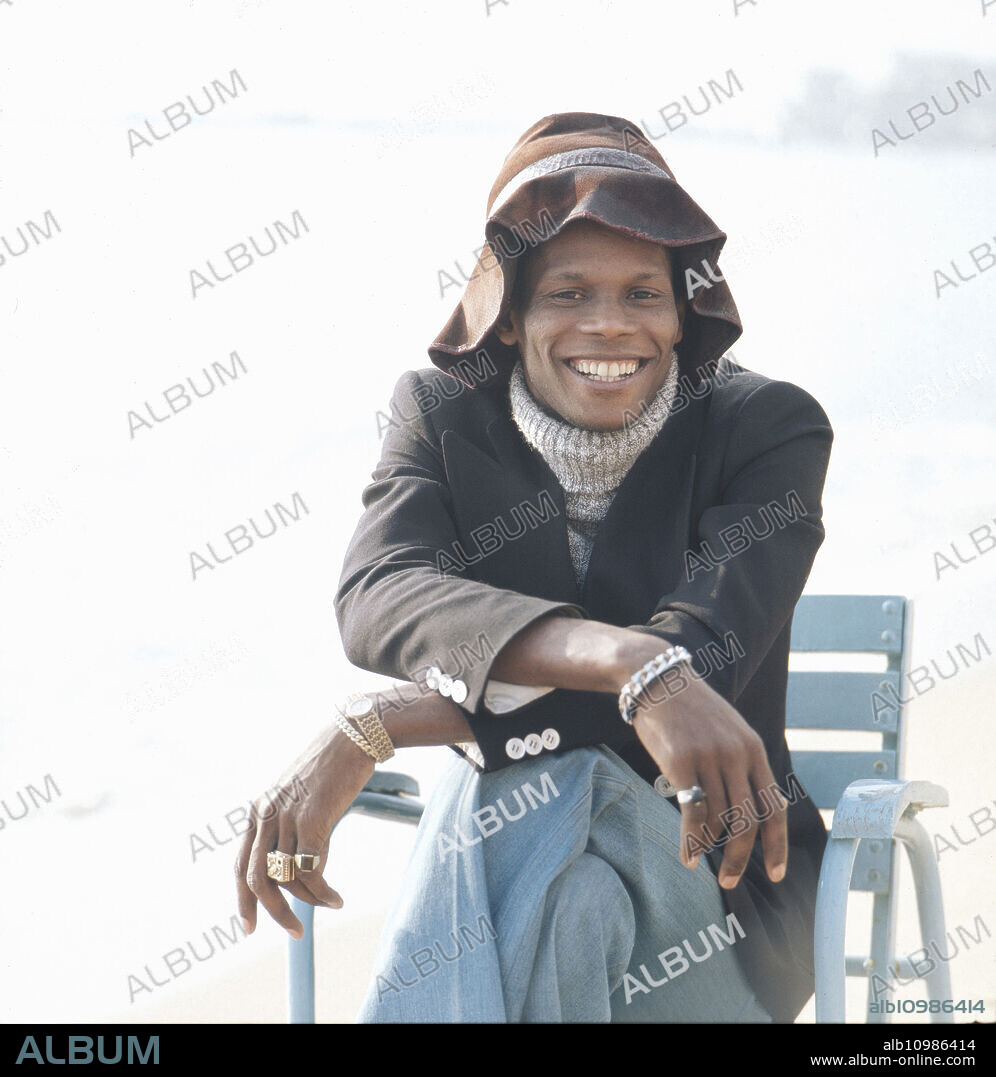 The singer of 'The Les Humphries Singers' Victor Scott is posing for a picture, 1970 germany.
