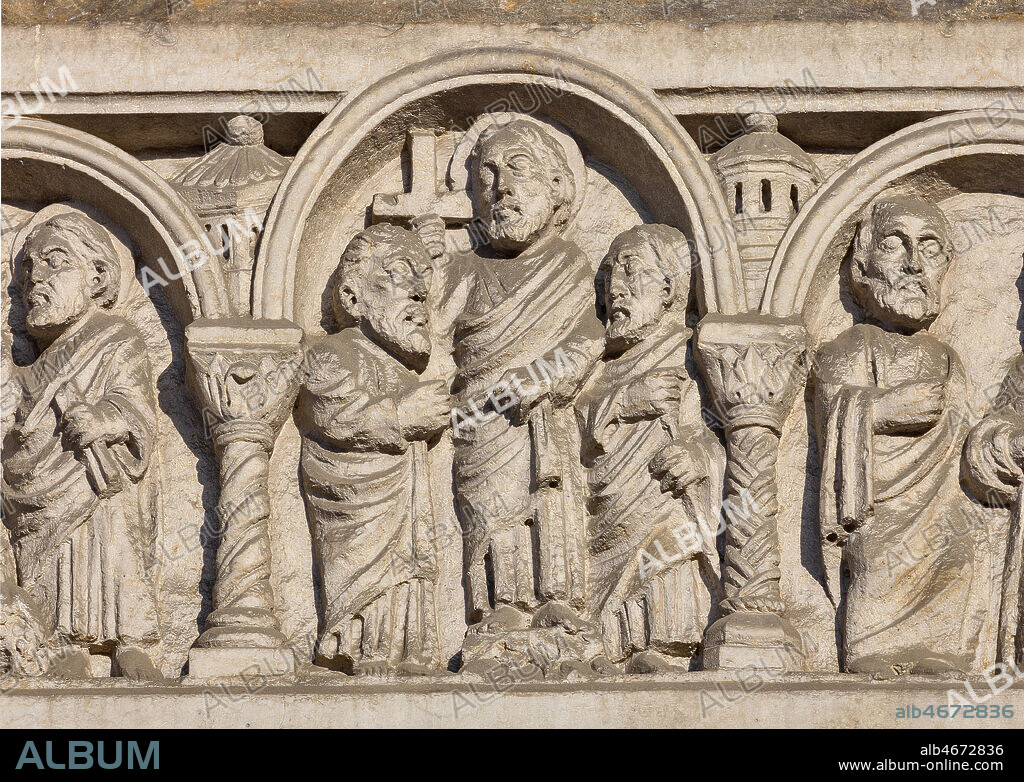 Piacenza, the Cathedral (Duomo), façade, main portal: epistyle, neoromanesque sculptures by Pier Enrico Astorri (1911).
