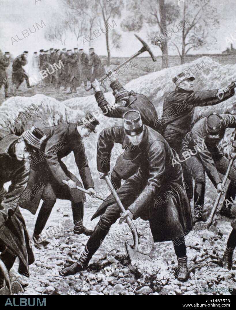 PRIMERA GUERRA MUNDIAL (1914-1918). OCUPACION DE BELGICA POR TROPAS ALEMANAS (agosto de 1914), siguiendo el plan elaborado por el conde Schlieffen. Ante la violación de la neutralidad de Bélgica, el rey ALBERTO I (1909-1934) y sus tropas ofrecieron resistencia a los invasores. "EL REY BELGA Y SU ESTADO MAYOR TRABAJANDO EN UNA TRINCHERA".